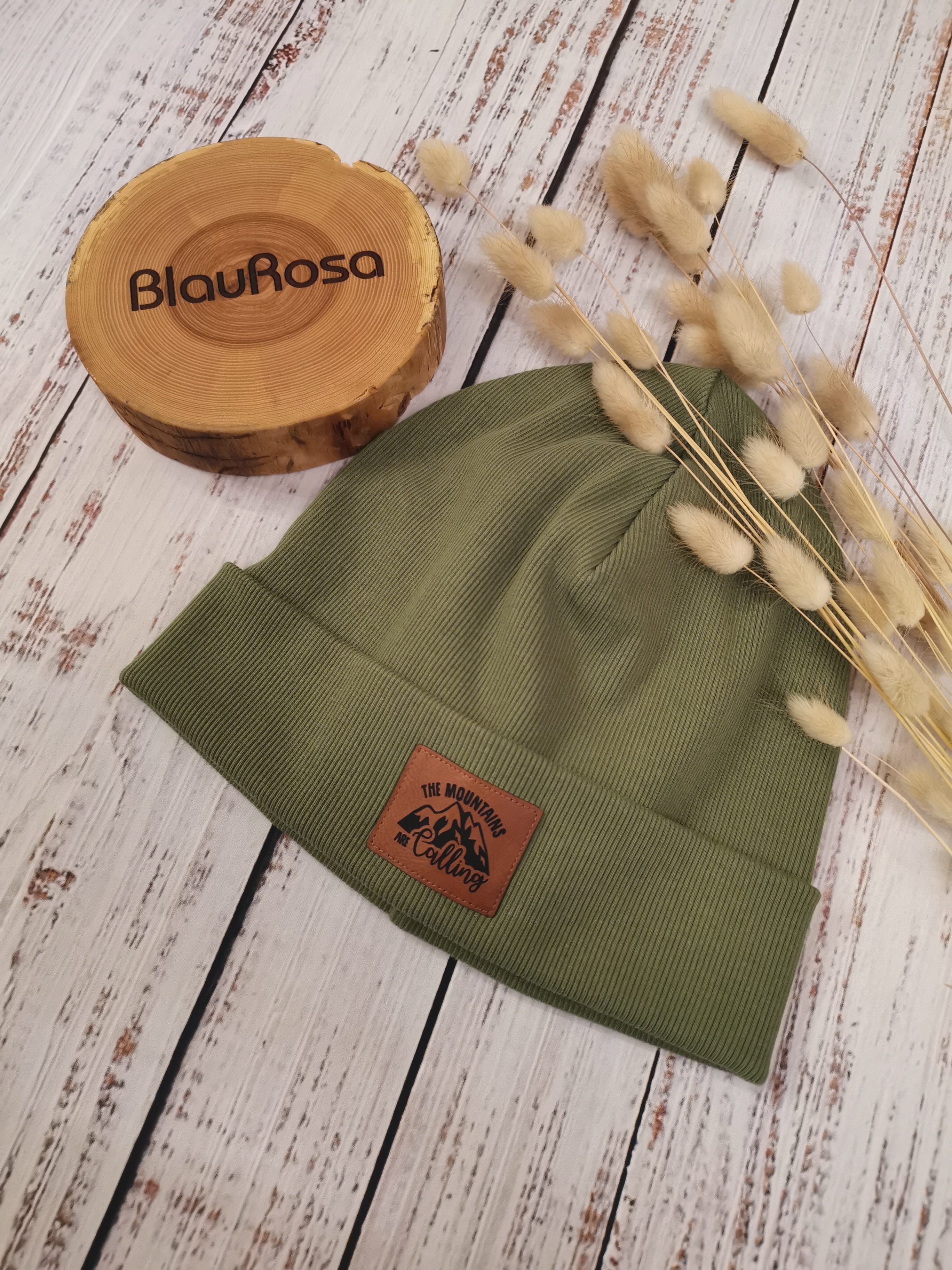  Beanie mit Label - olive/The Mountains are calling - Gr 7 (KU 58-61 cm) 