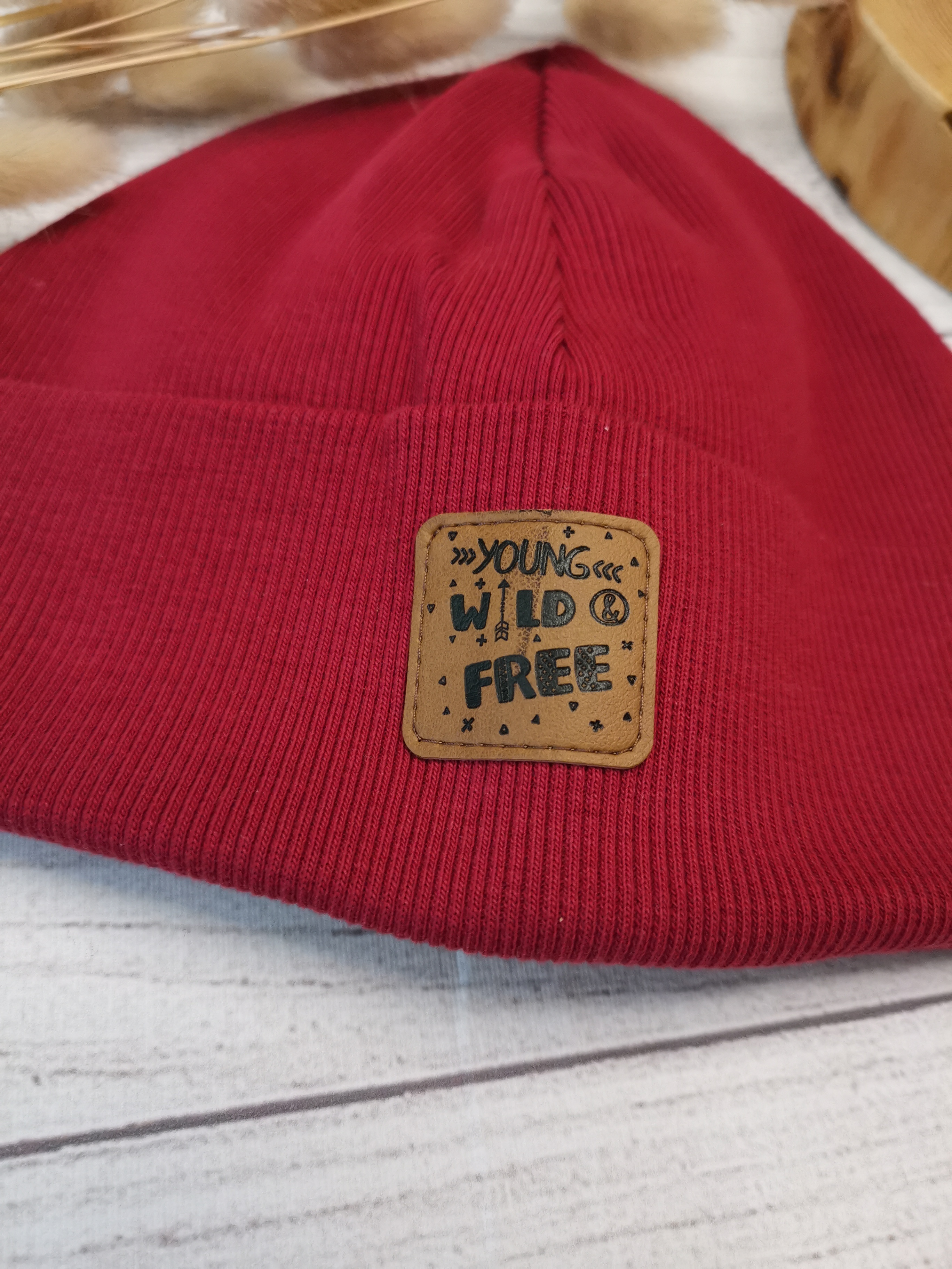  Beanie mit Label - rot/young, wild & free - Gr 4 (KU 46-49 cm)