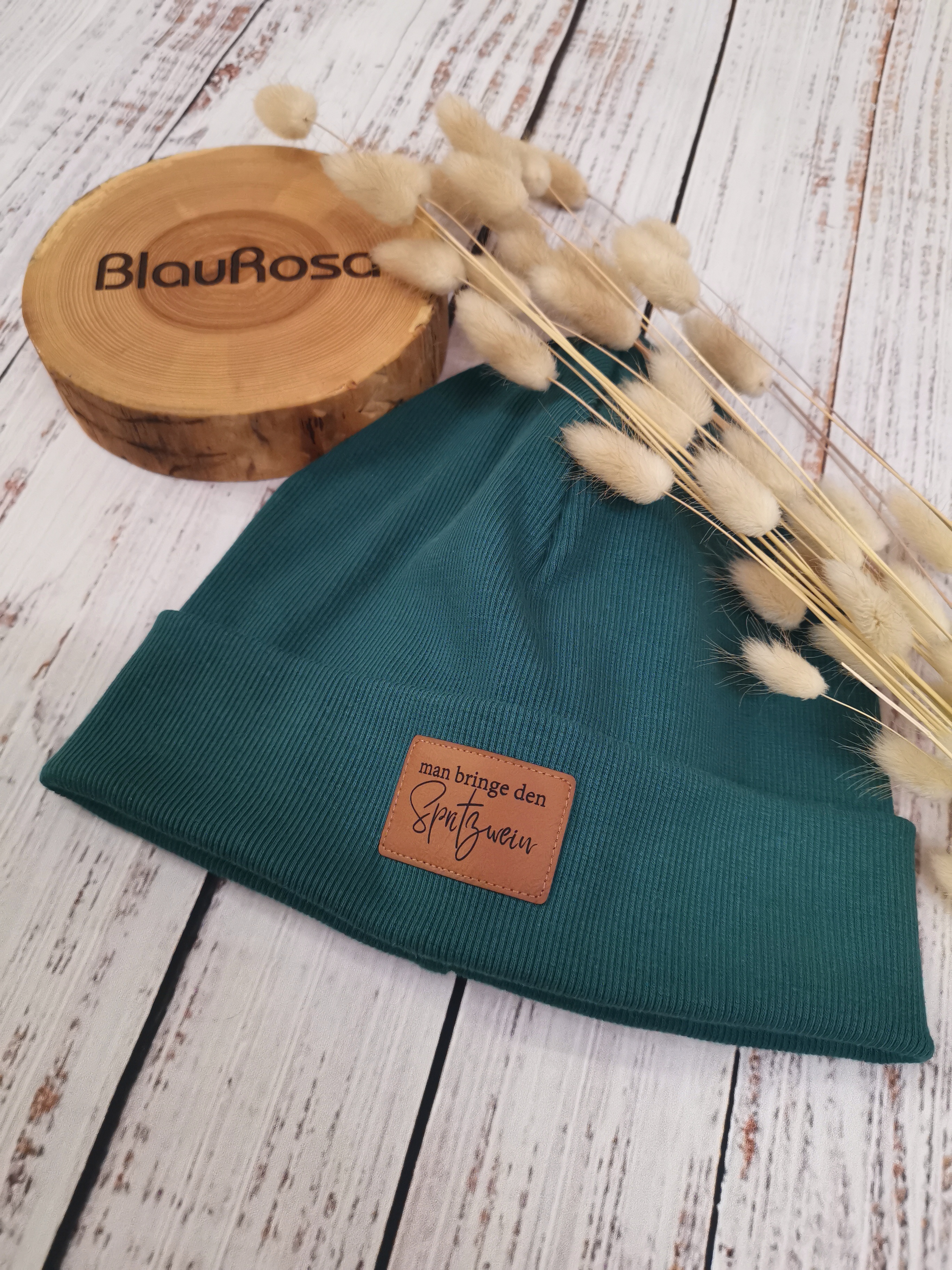  Beanie mit Label - jade/man bringe den Spritzwein - Gr 6 (KU 54-57 cm)