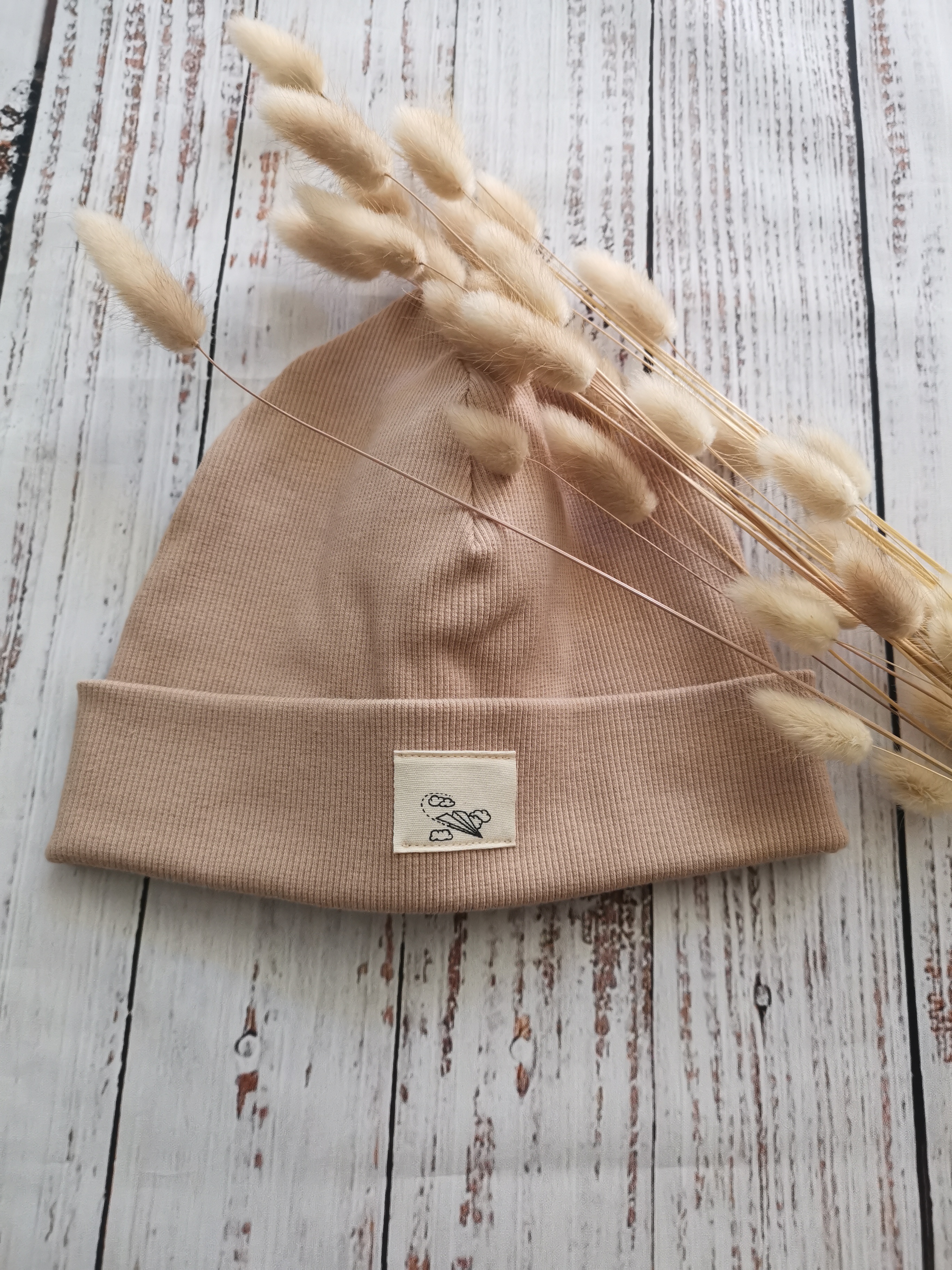  Beanie mit Label - beige/Papierflieger- Gr 5 (KU 50-53 cm)