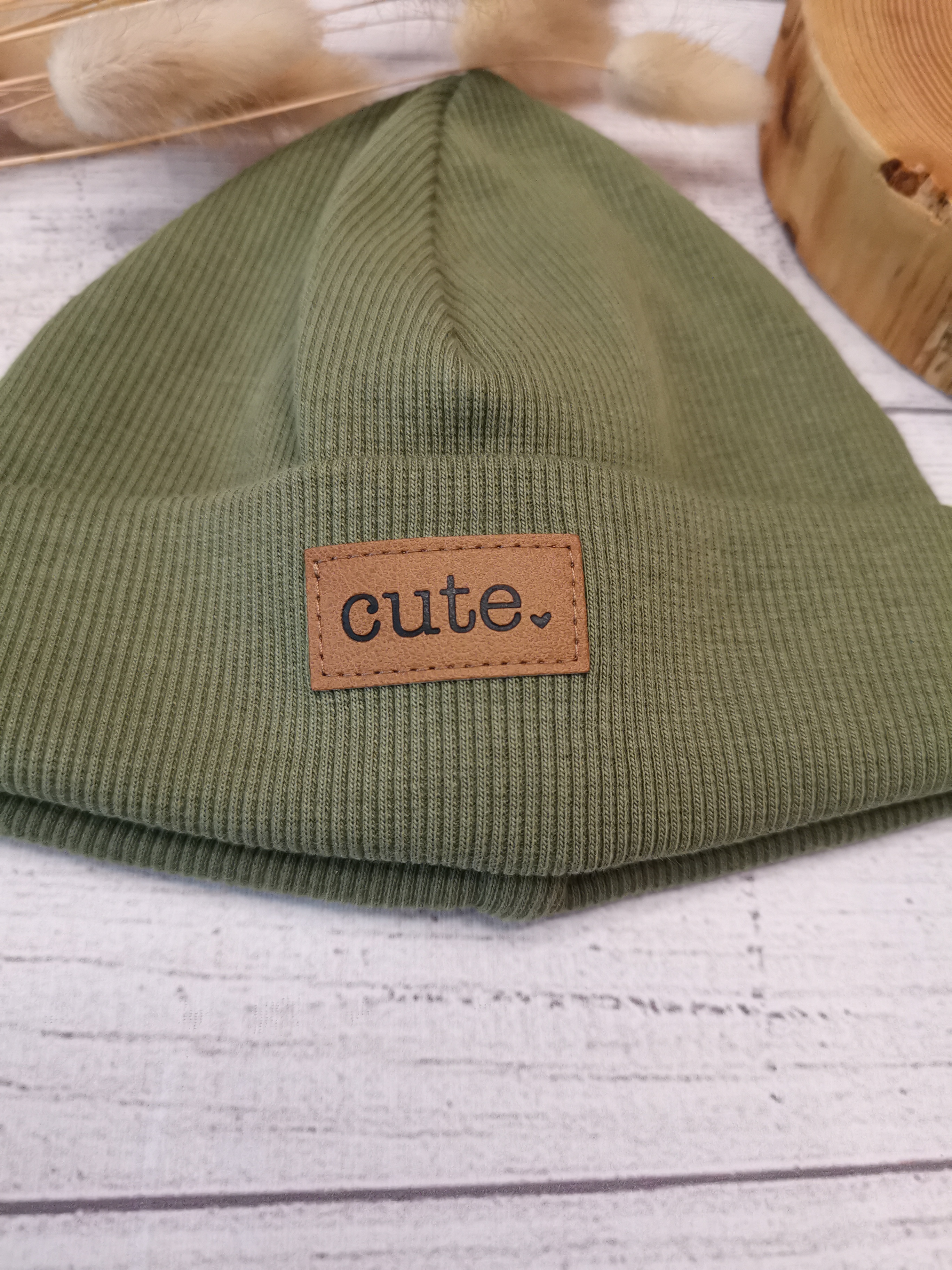  Beanie mit Label - olive/cute - Gr 2 (KU 38-41 cm)