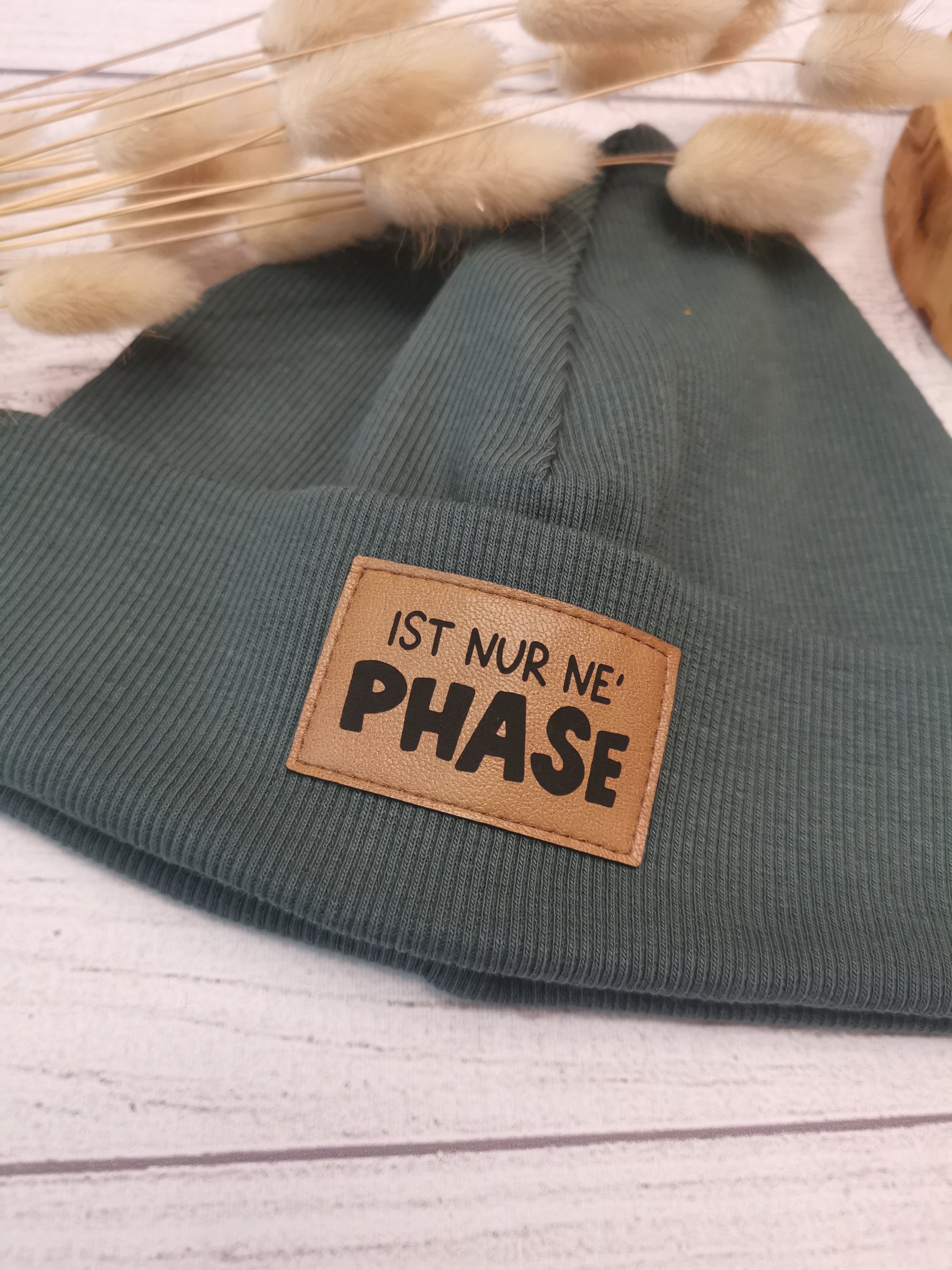  Beanie mit Label - deep green/nur ne Phase - Gr 4 (KU 46-49 cm)